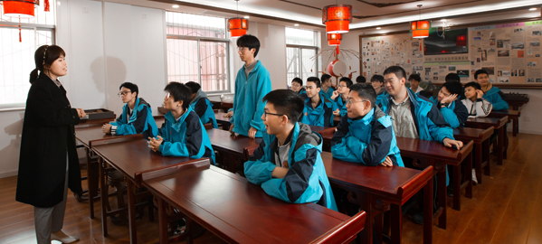  分类教学，因材施教，采取“一类一方案、一人一目标”的教学方法