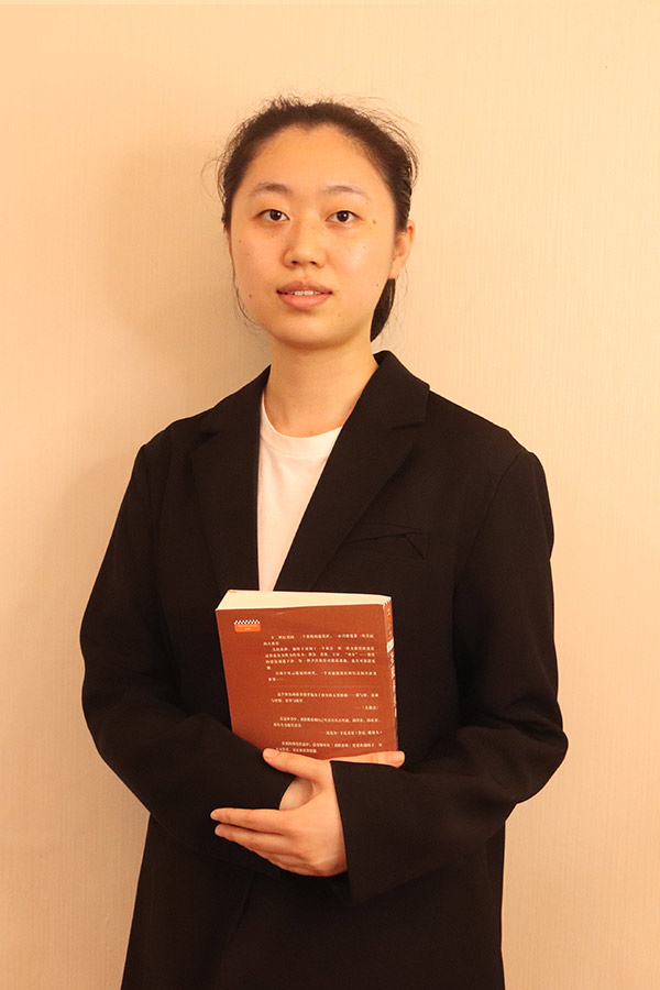 梁艺 本科学历，优秀班主任