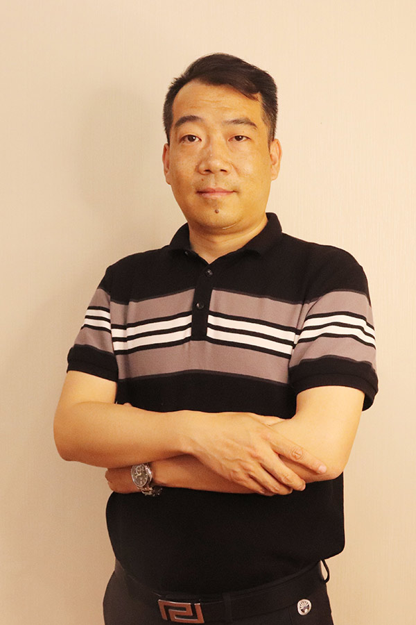 冯少坤 本科学历,毕业于陕西师范大学