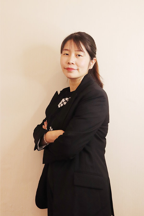 吕瑶 本科学历,毕业于陕西师范大学