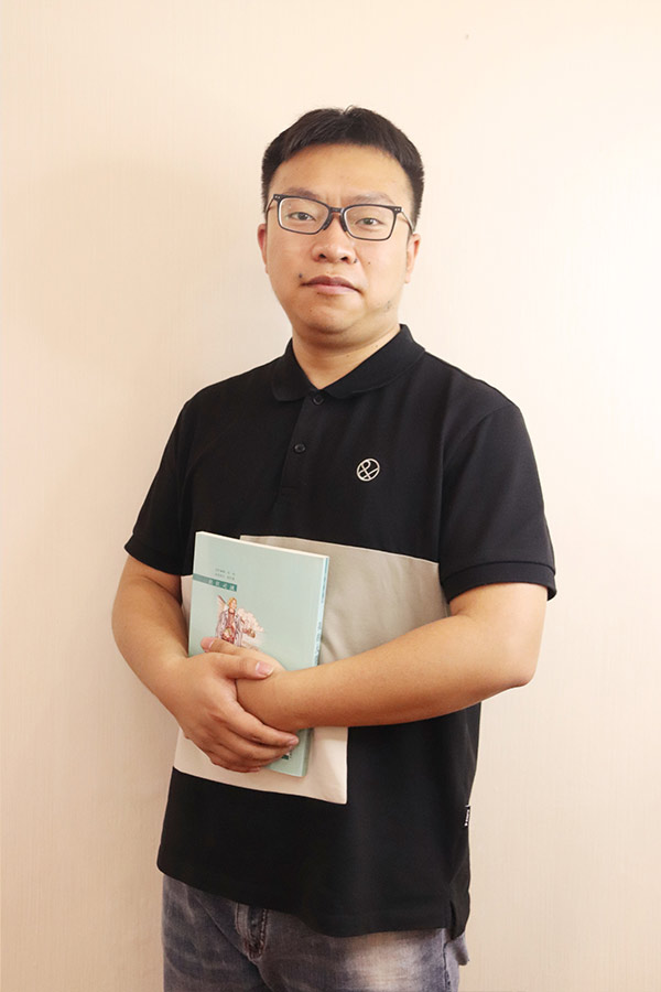 杨斌 本科学历，毕业于西安航空学院