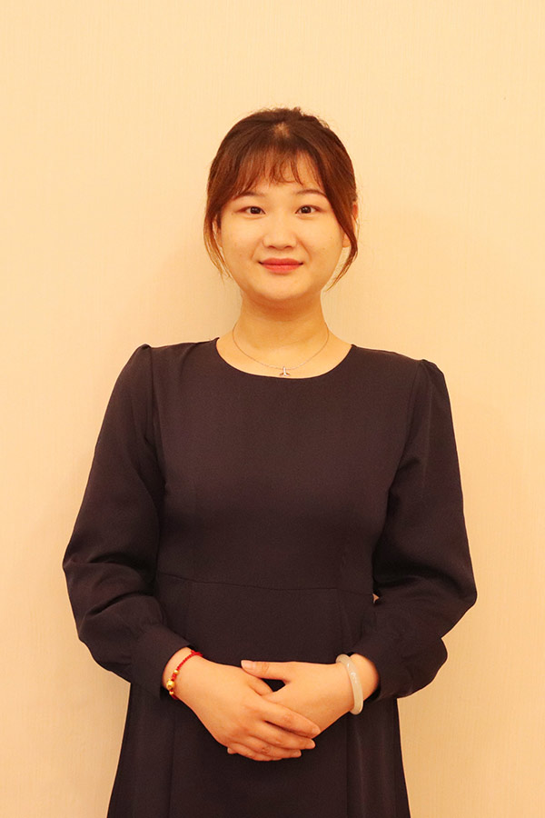 文哲 本科学历，优秀班主任